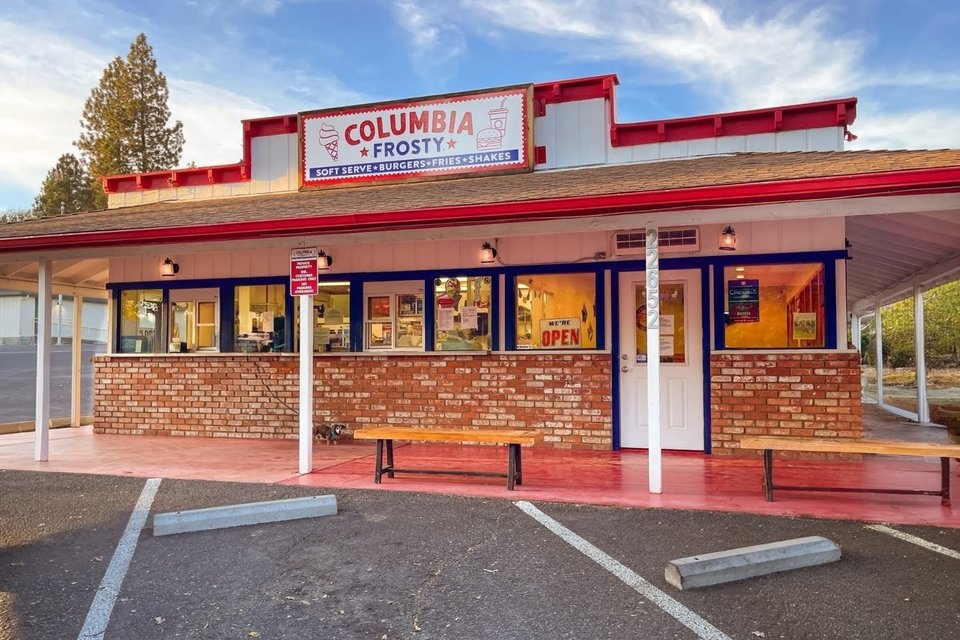 Hamburger restaurant with a casual, nostalgic look.